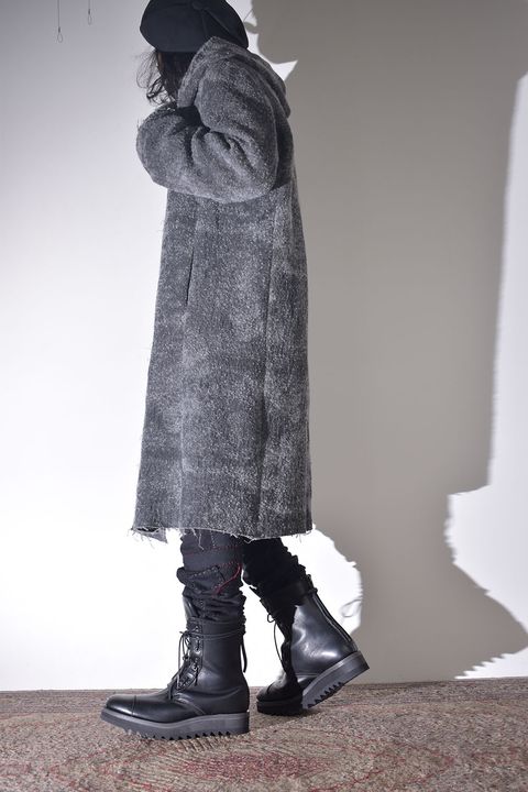 雰囲気のあるコートを羽織る