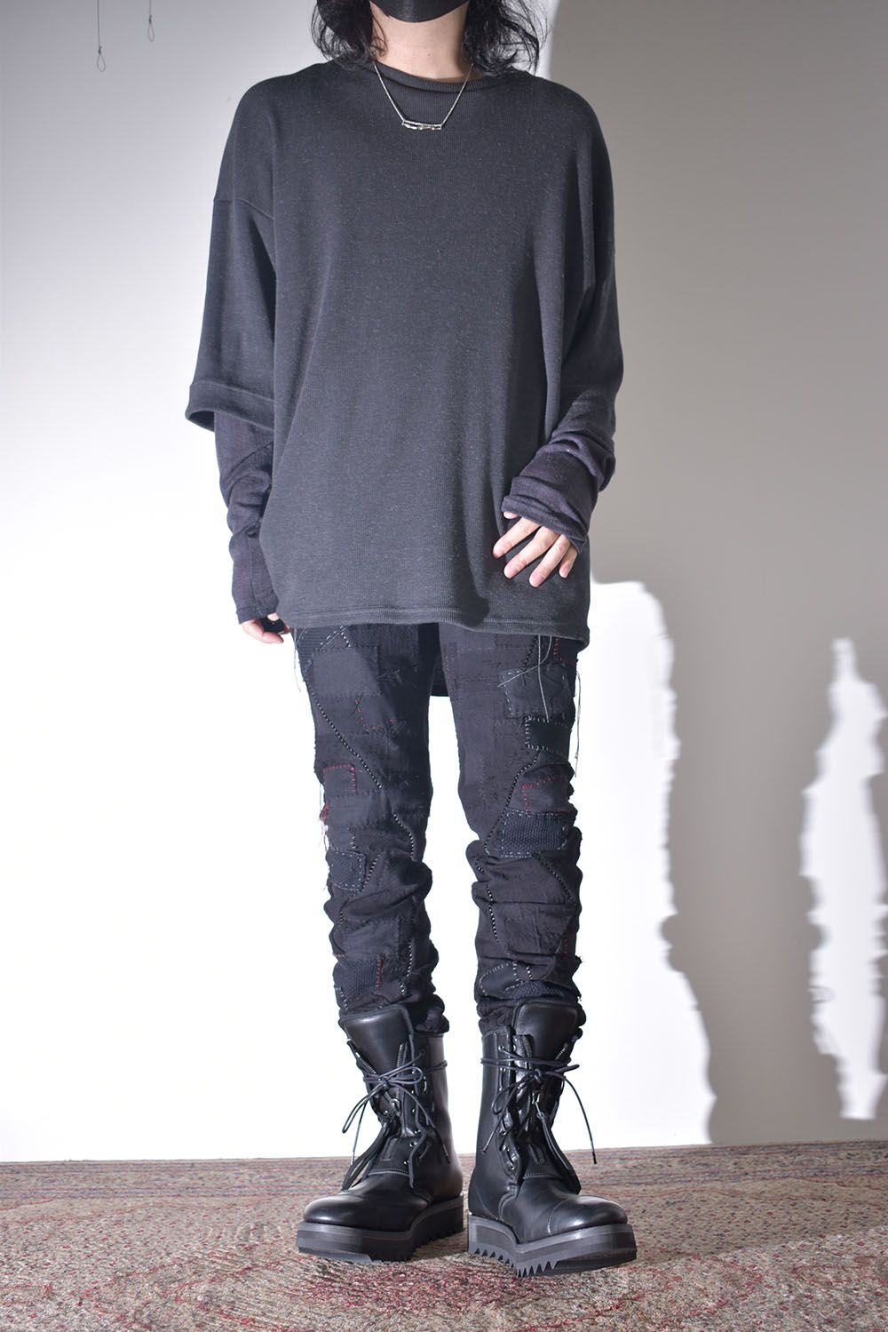 雰囲気のあるコートを羽織る