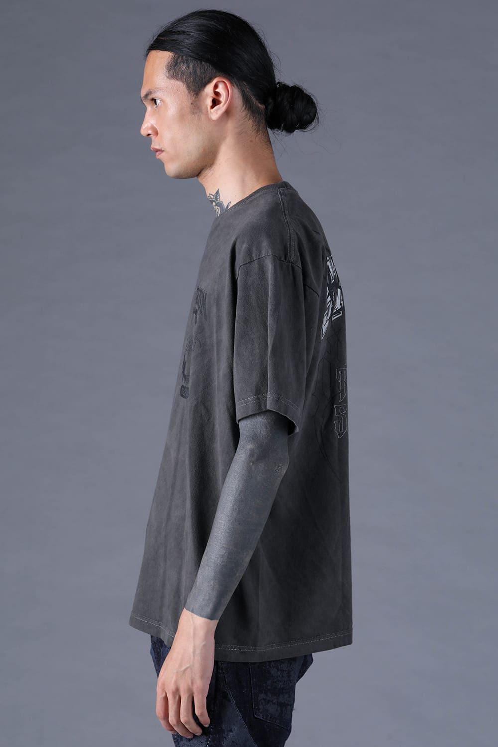 《2027SS先行予約分》Printed T-Shirt: METAL & COLLEGE LOGO "Charcoal" / プリントTee  -Metal & College Logo "チャコール"