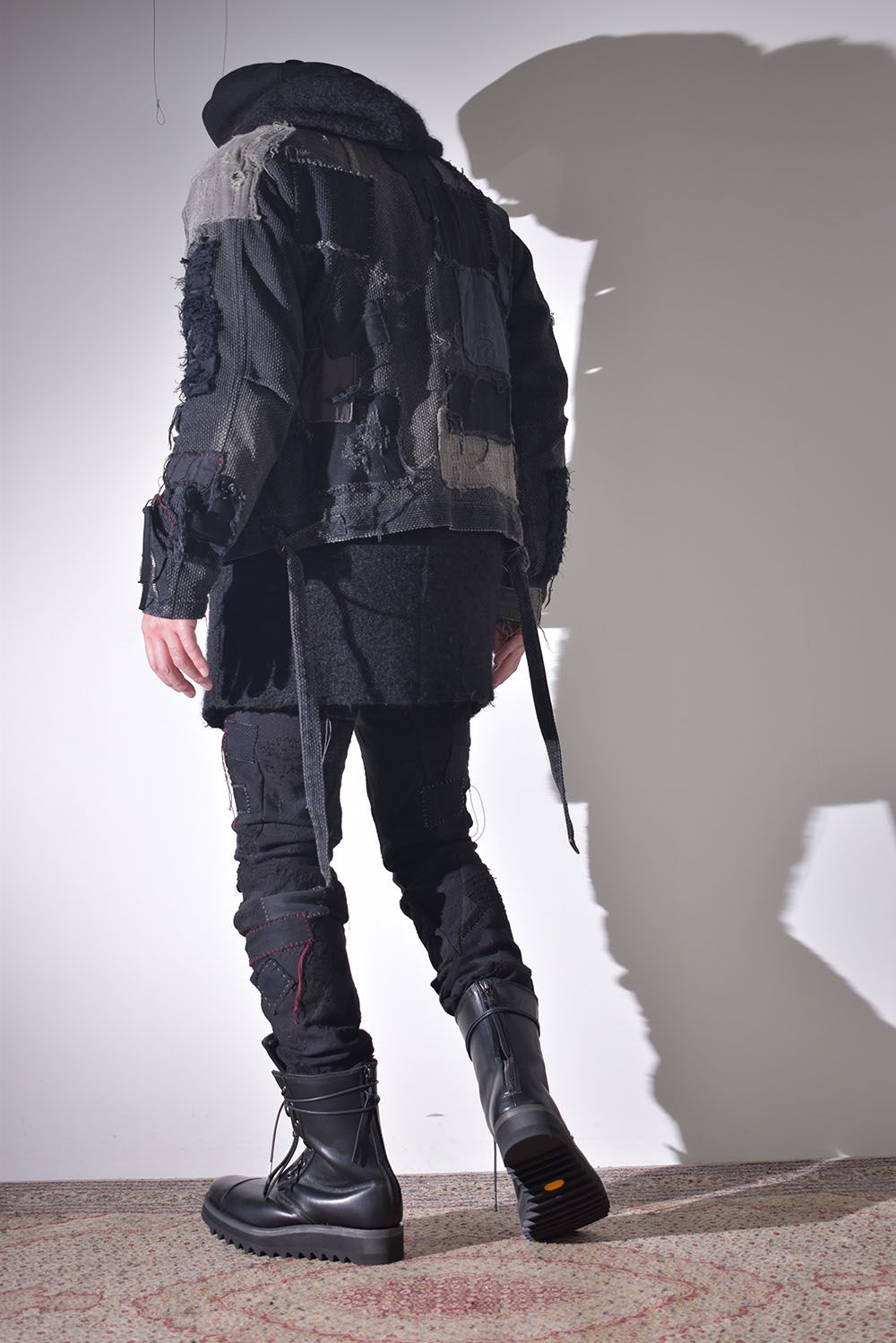 ライトアウターに保温性の高いフーディを差し込む