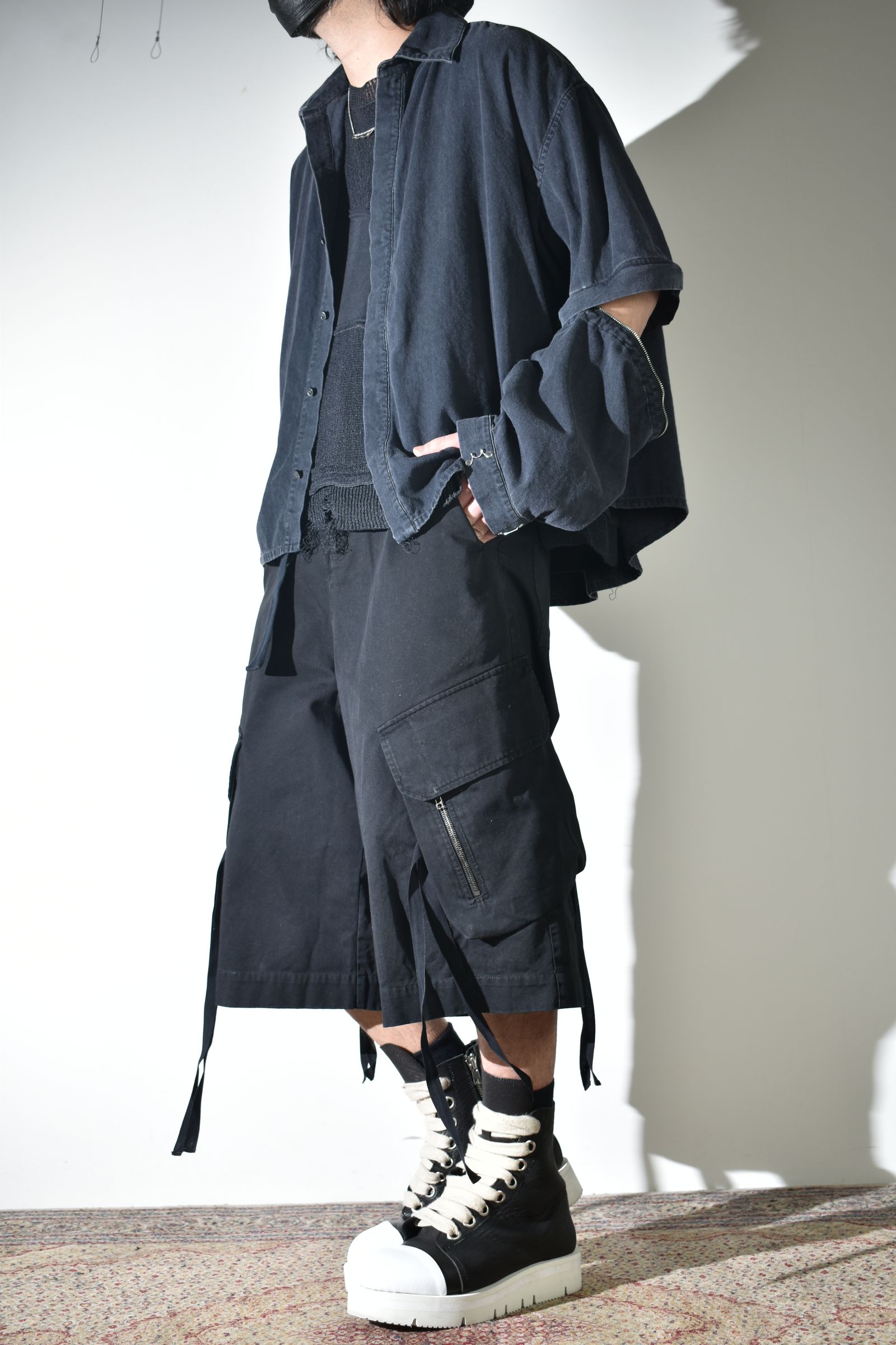 デニムシャツとカーゴショーツ