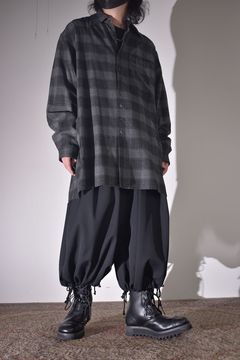 オーバーサイズなシャツにバルーンシルエット