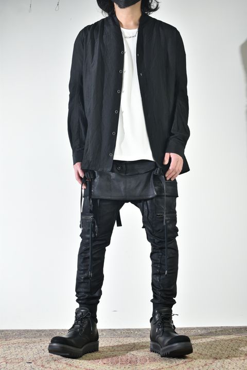 ショールカラーシャツ、インナーは白で