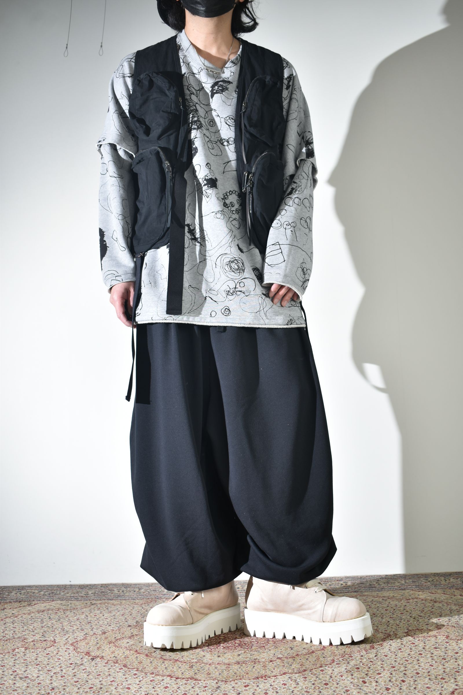 ラフなスウェットにベスト