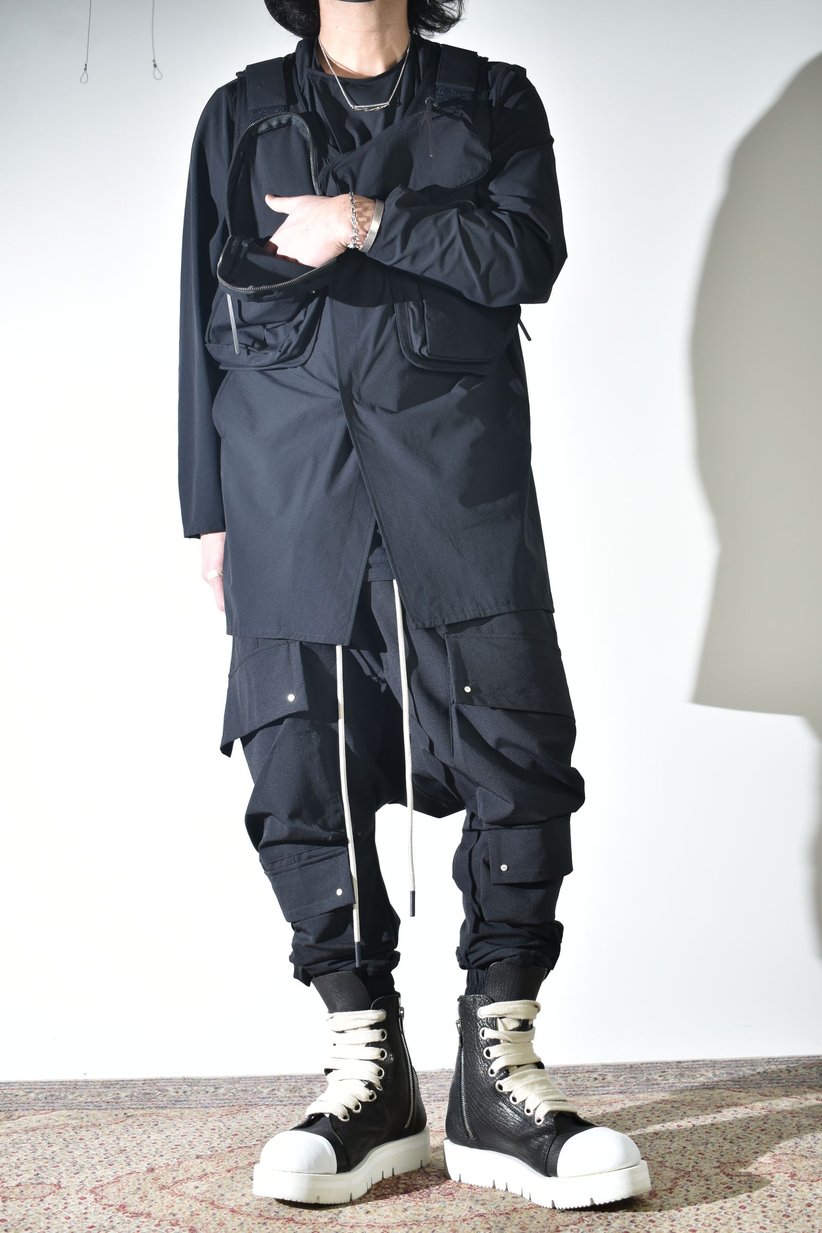 テクニカルな生地感とディテールで