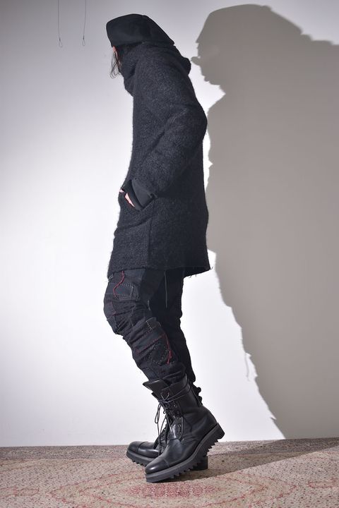 ライトアウターに保温性の高いフーディを差し込む