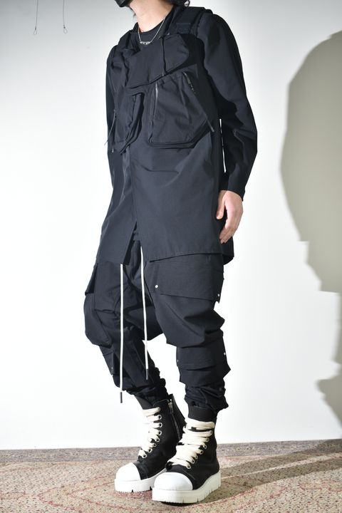 テクニカルな生地感とディテールで