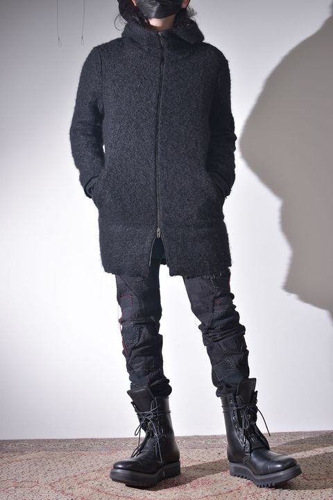 ライトアウターに保温性の高いフーディを差し込む