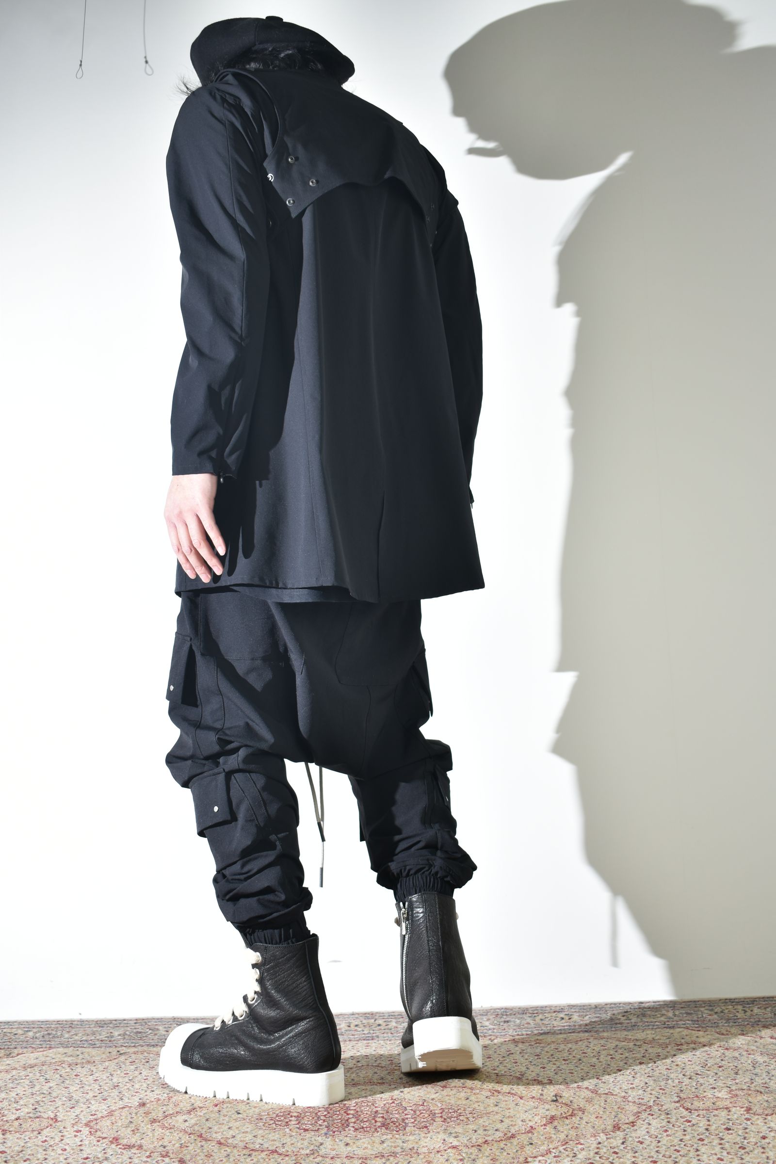 テクニカルな生地感とディテールで