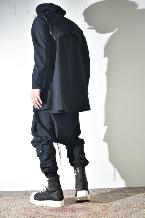 テクニカルな生地感とディテールで