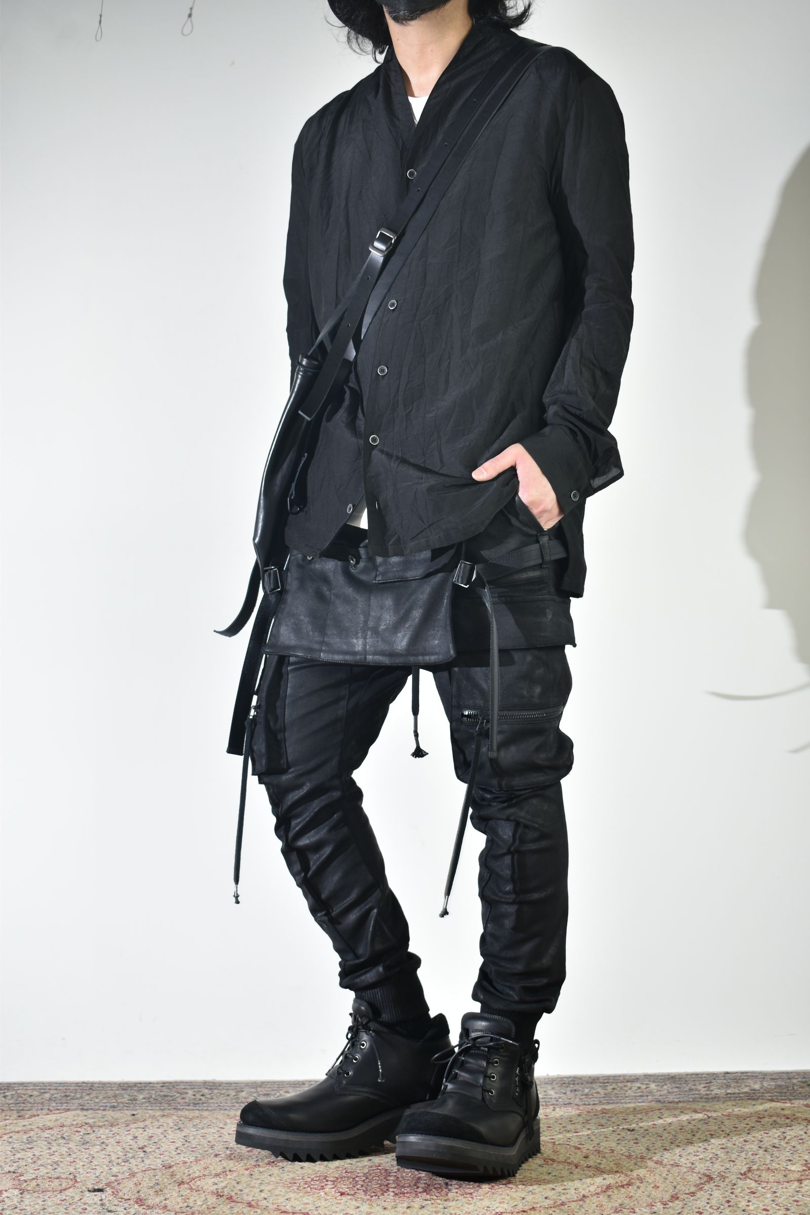 ショールカラーシャツ、インナーは白で