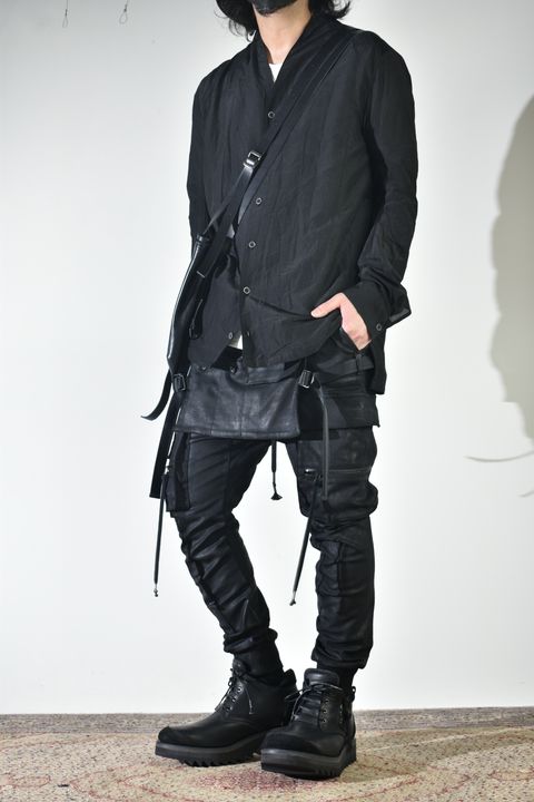 ショールカラーシャツ、インナーは白で