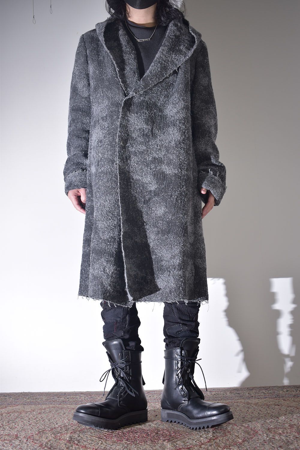 雰囲気のあるコートを羽織る