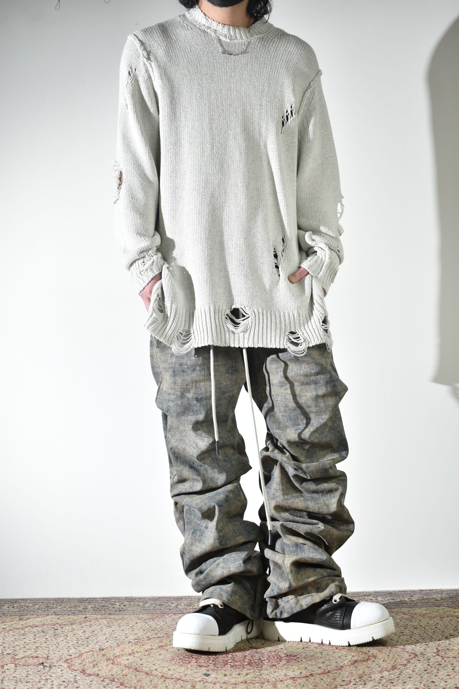 通気性も良いダメージコットンニットにベストでレイヤード