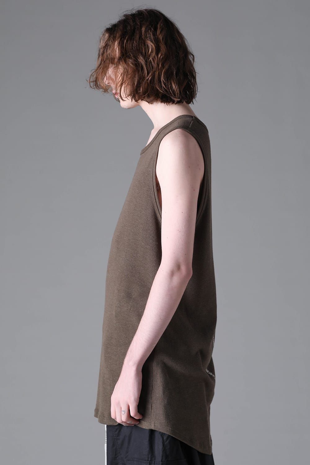 《2026AW先行予約》Back Printed Waffle Jersey Long Tank Top"Black / D.Grey / Ivory /Khaki"バックプリントワッフルジャージーロングタンクトップ"ブラック/ダークグレー/アイボリー/カーキ"
