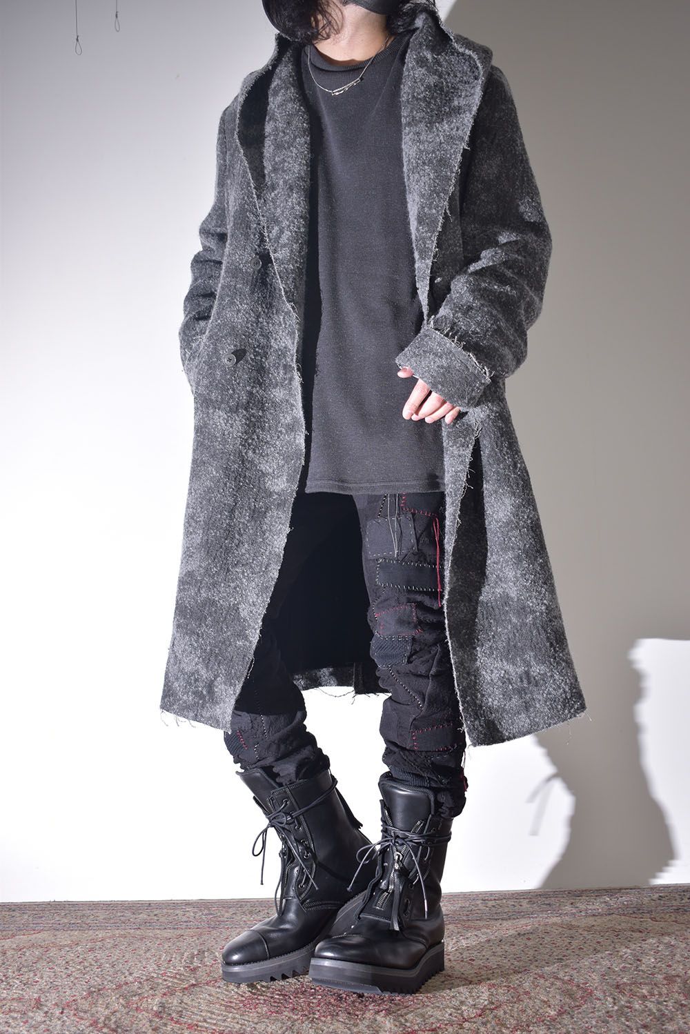 雰囲気のあるコートを羽織る