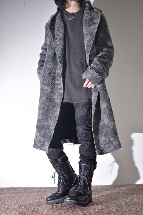 雰囲気のあるコートを羽織る