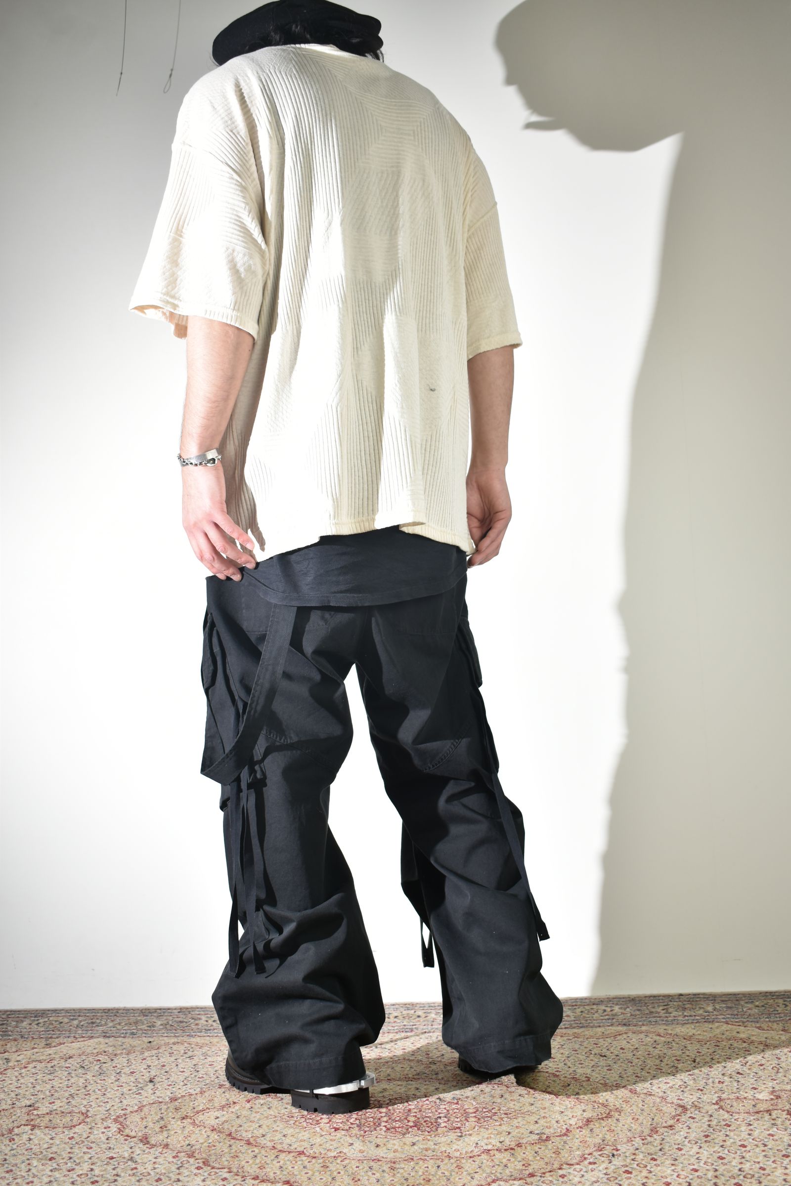 ワイドカーゴで合わせるソリッドなシャツ