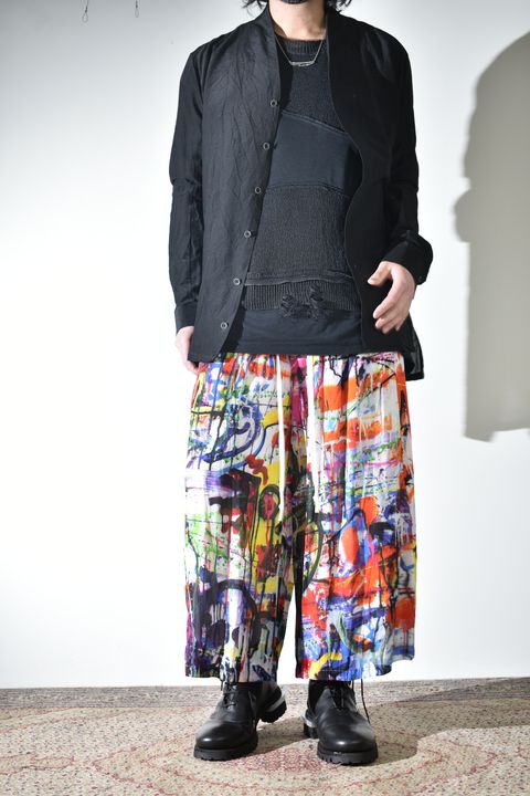 ソリッドなシャツにカラフルなクロップドイージーパンツ