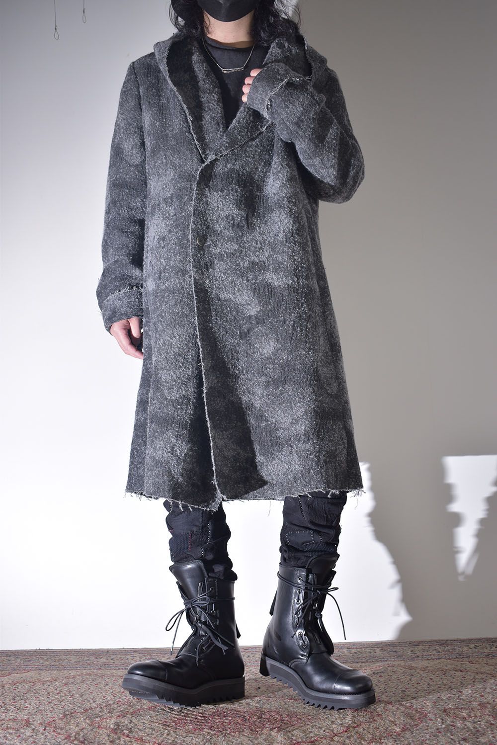 雰囲気のあるコートを羽織る