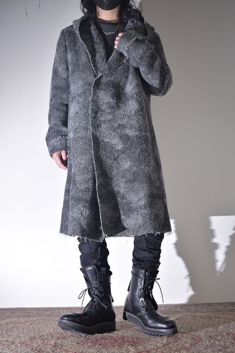 雰囲気のあるコートを羽織る