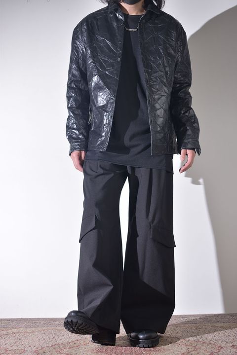 バギーシルエット × シンセティックレザーシャツ