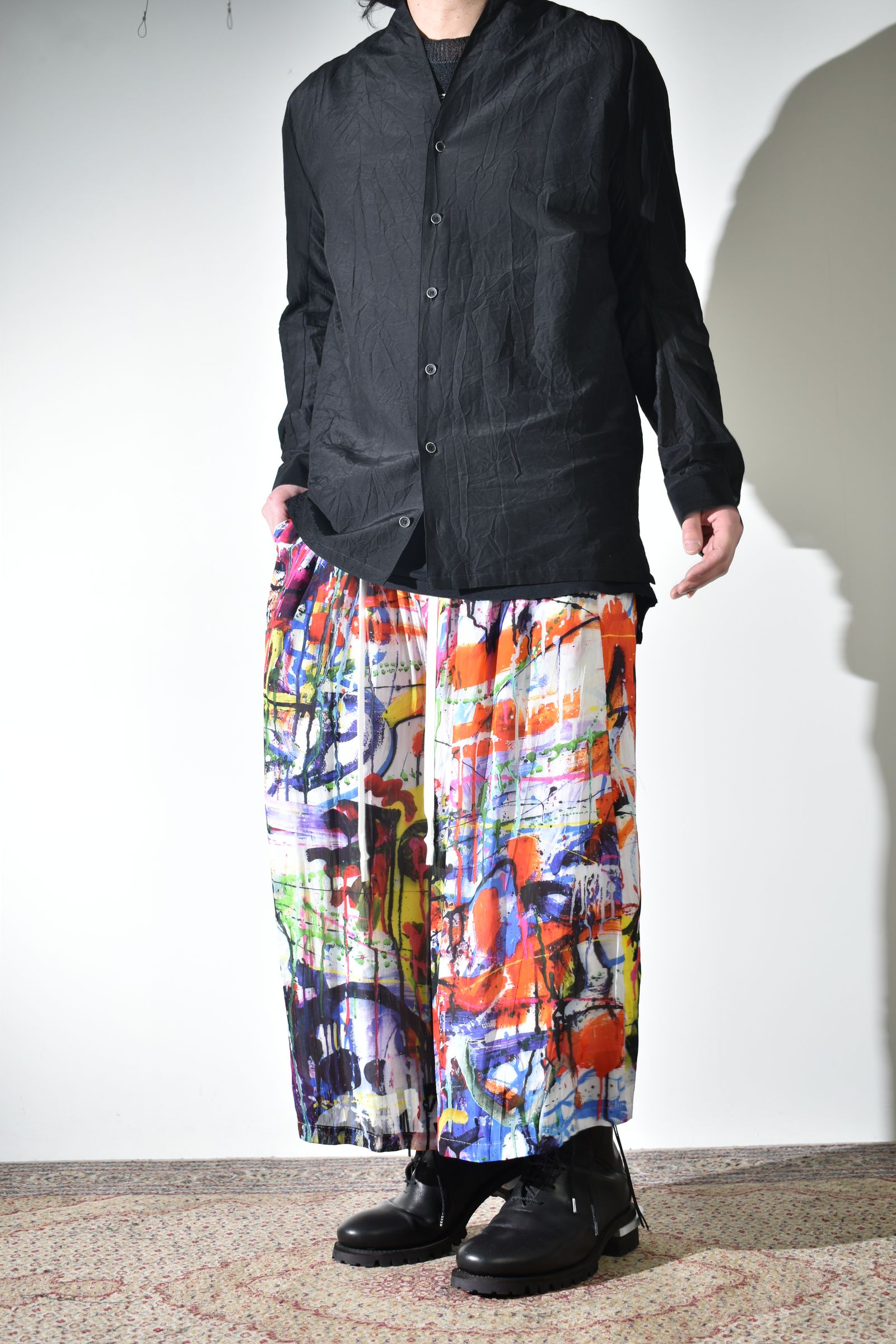 ソリッドなシャツにカラフルなクロップドイージーパンツ