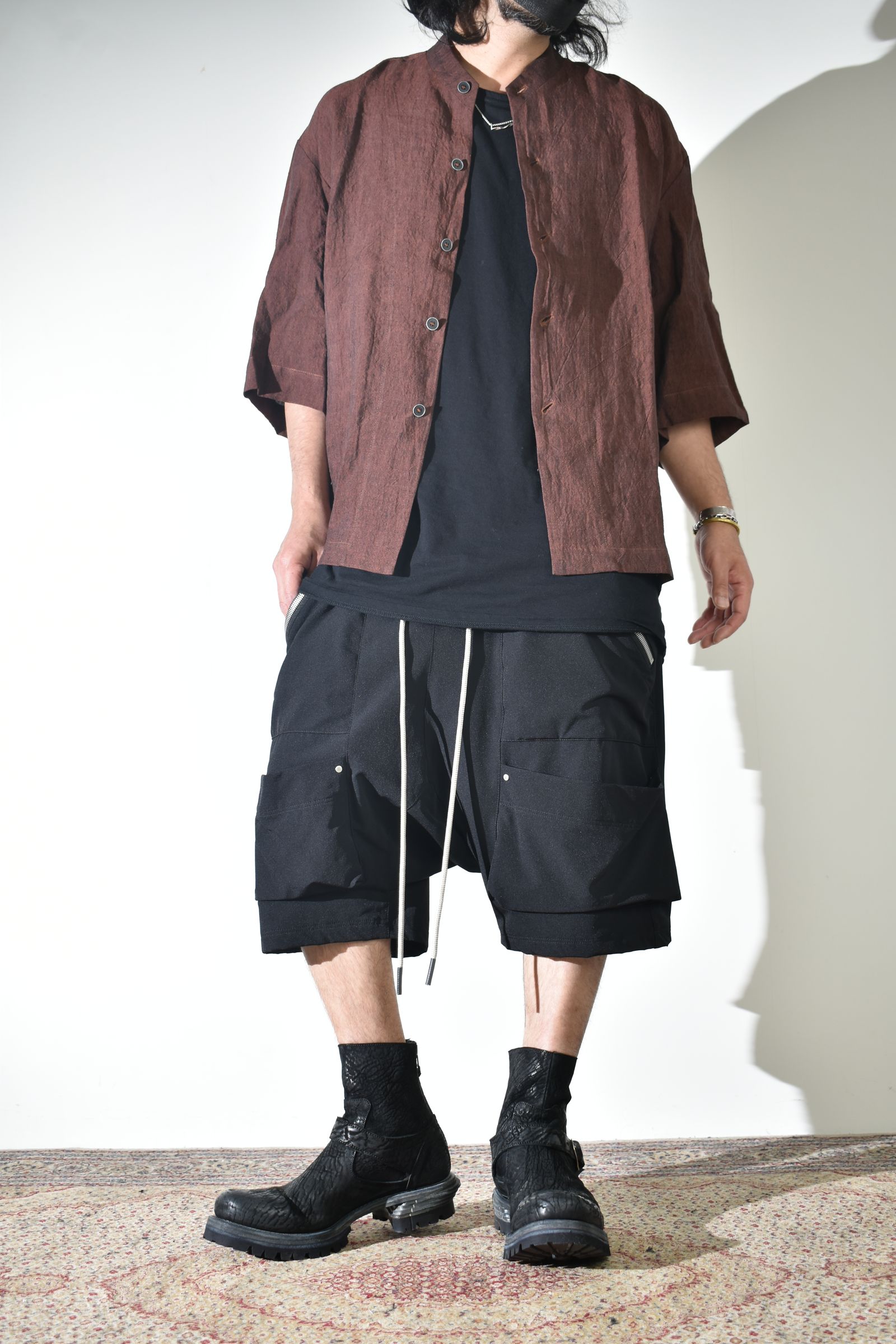 リネンシャツ × ストレッチナイロンショーツ
