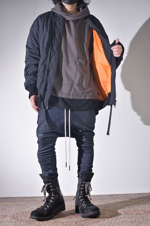 汎用性も高くオリジナリティのあるボンバージャケット