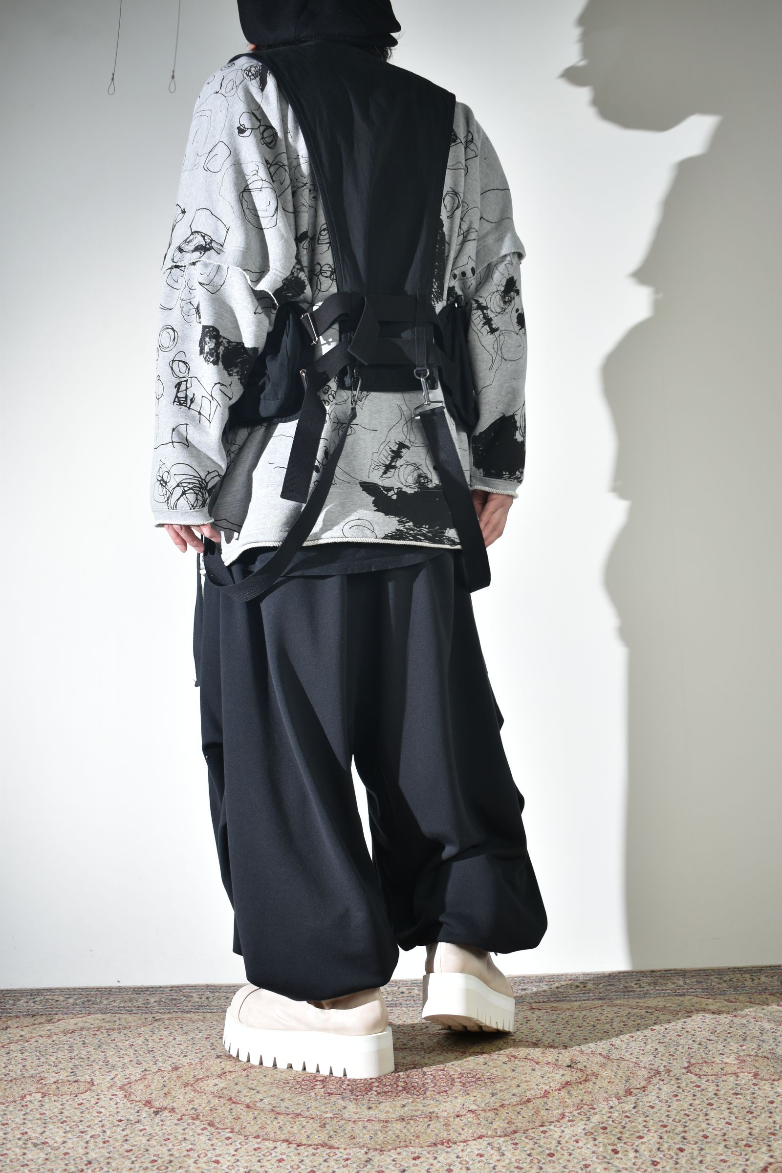 ラフなスウェットにベスト