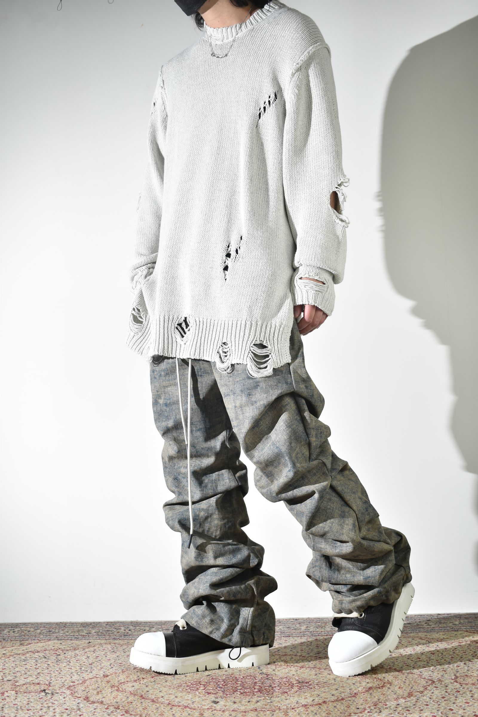 通気性も良いダメージコットンニットにベストでレイヤード