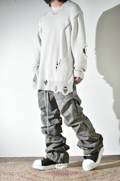 通気性も良いダメージコットンニットにベストでレイヤード