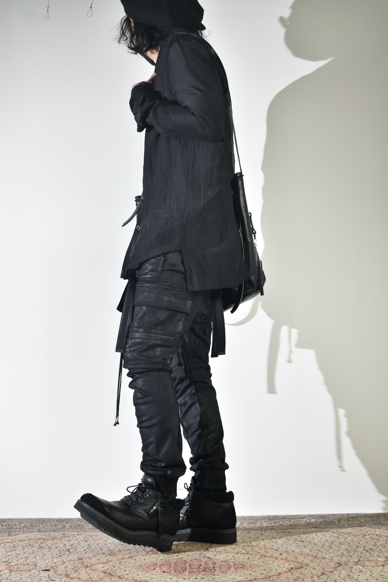 ショールカラーシャツ、インナーは白で