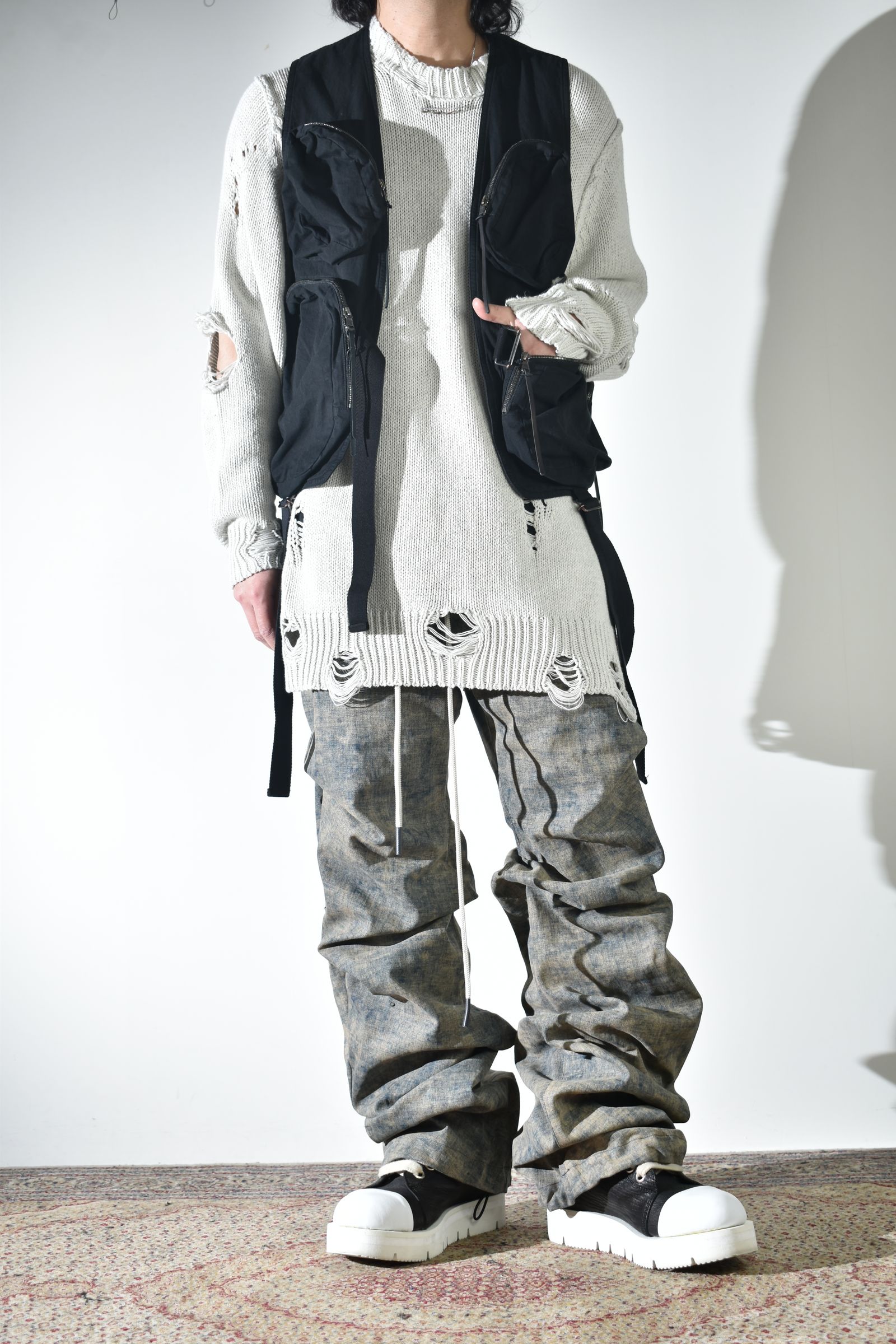 通気性も良いダメージコットンニットにベストでレイヤード