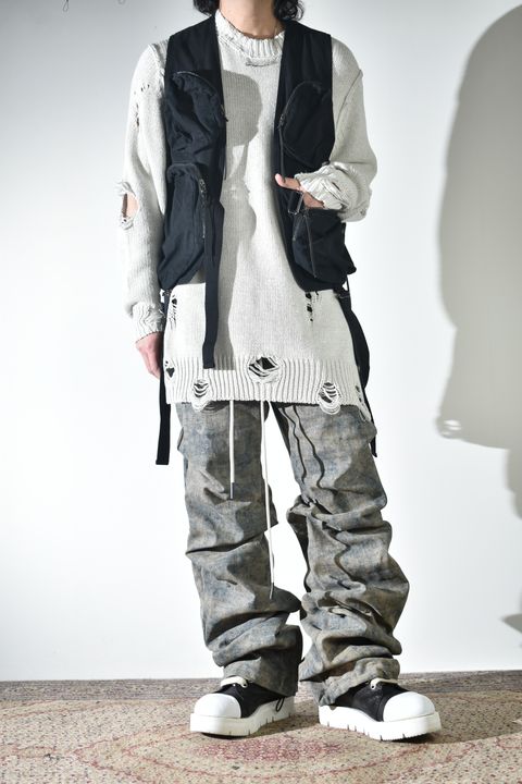 通気性も良いダメージコットンニットにベストでレイヤード