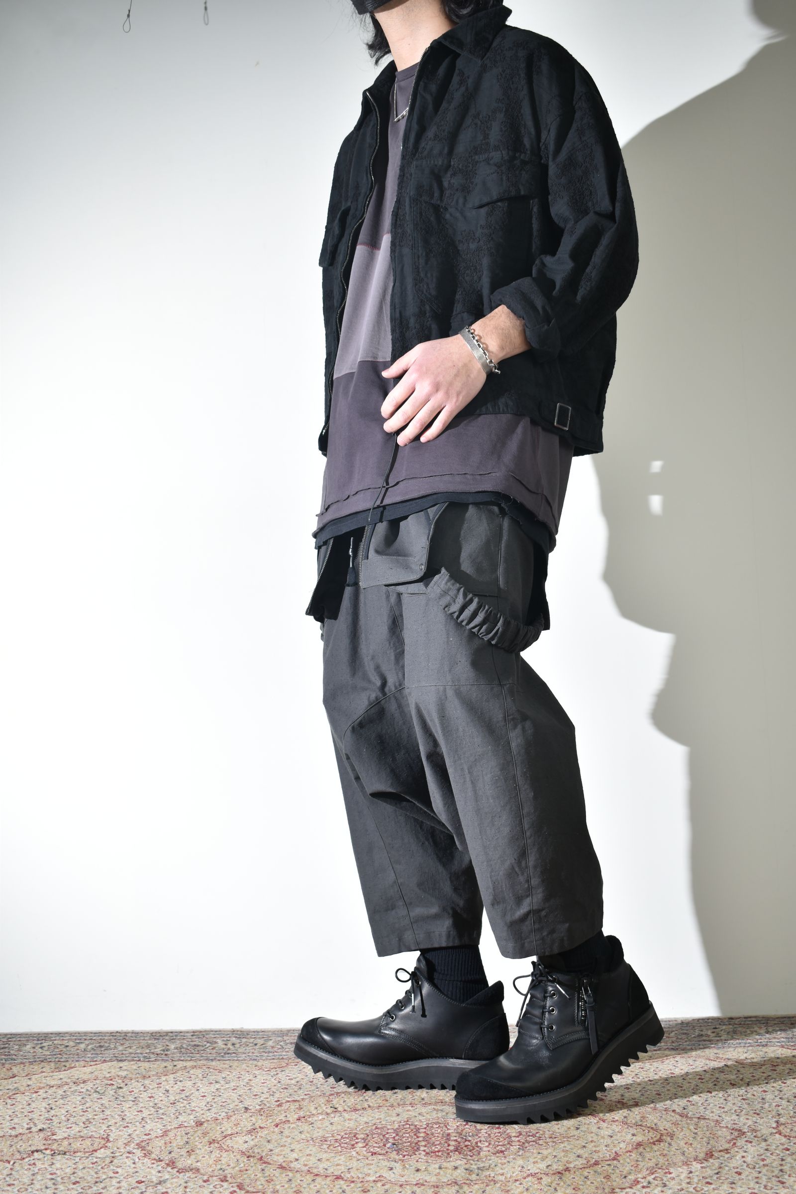 オーバーオールにラフなブルゾン