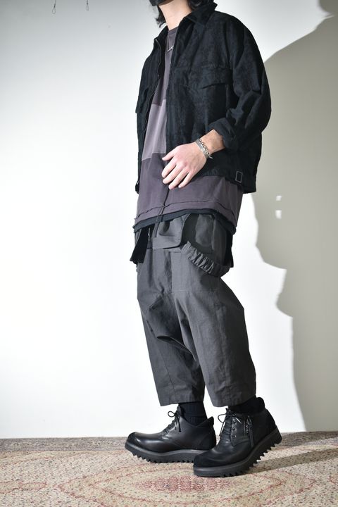 オーバーオールにラフなブルゾン