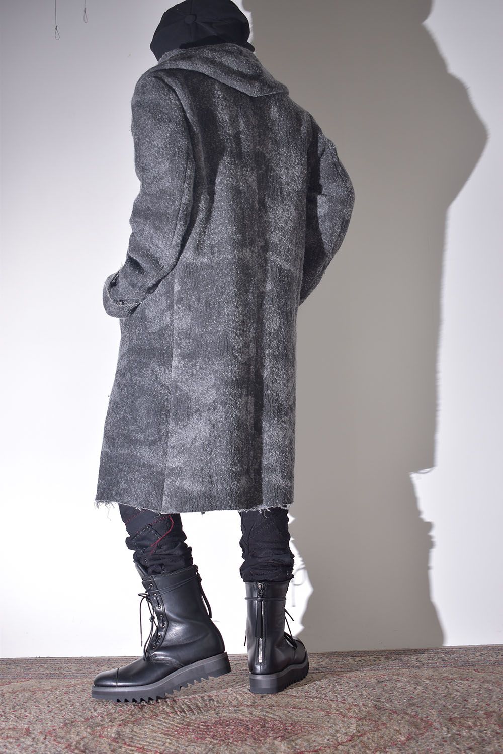 雰囲気のあるコートを羽織る