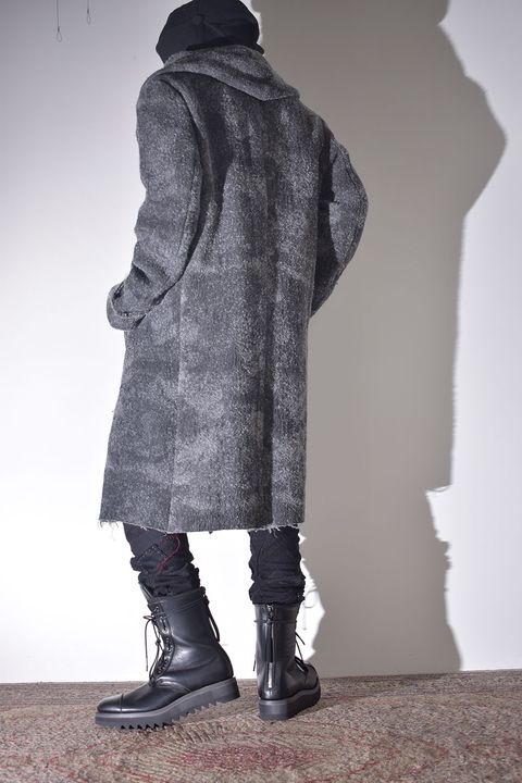 雰囲気のあるコートを羽織る