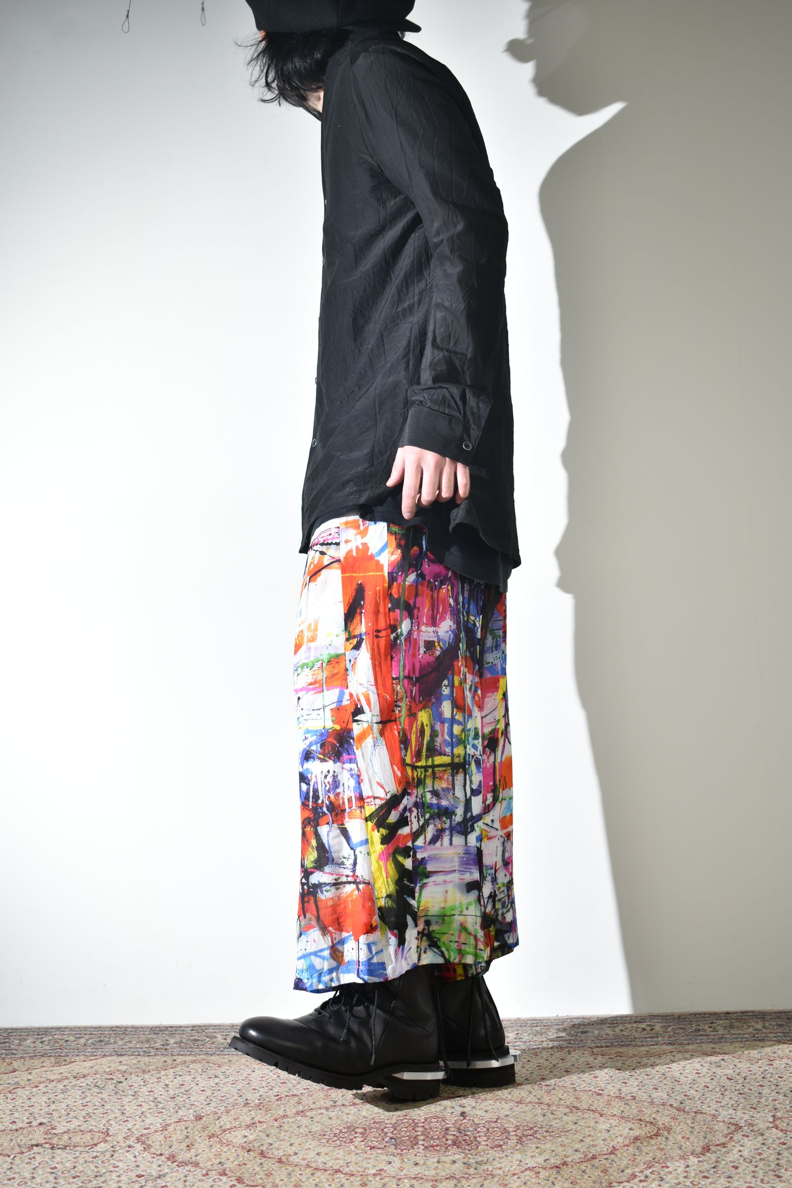 ソリッドなシャツにカラフルなクロップドイージーパンツ