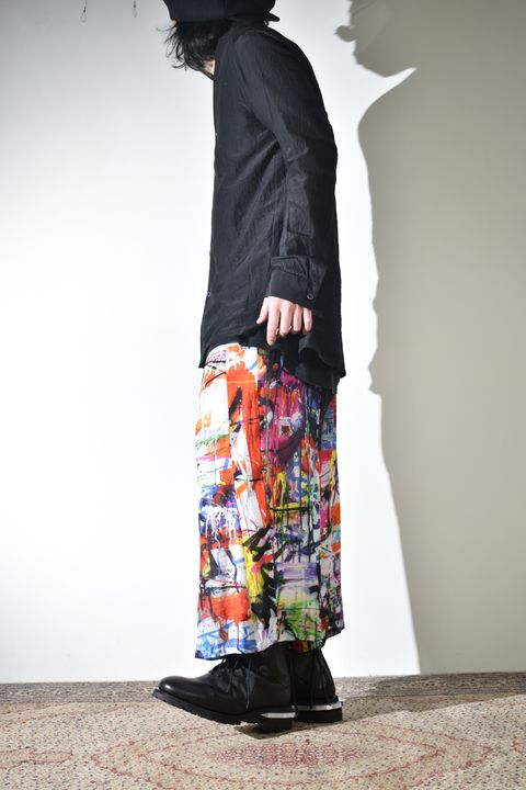 ソリッドなシャツにカラフルなクロップドイージーパンツ