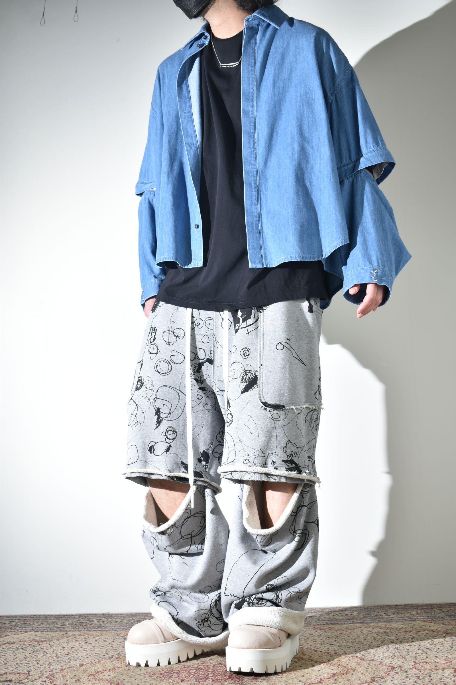 カジュアルだけじゃないデニムシャツ×スウェットパンツ