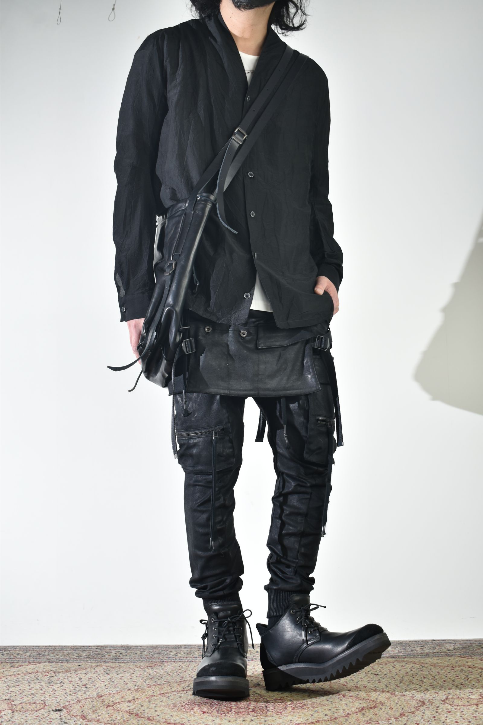 ショールカラーシャツ、インナーは白で