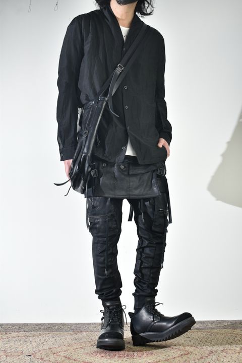 ショールカラーシャツ、インナーは白で