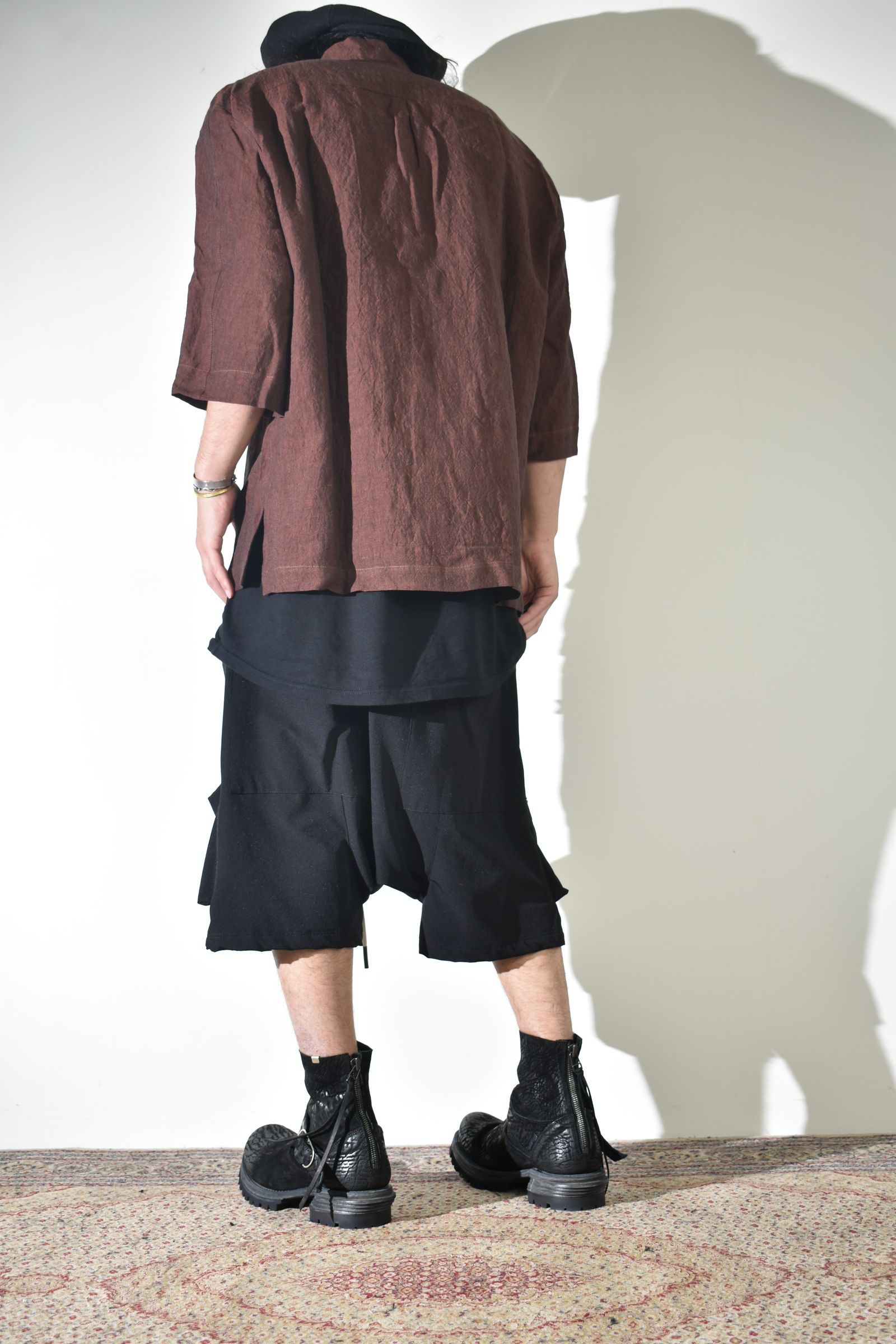リネンシャツ × ストレッチナイロンショーツ