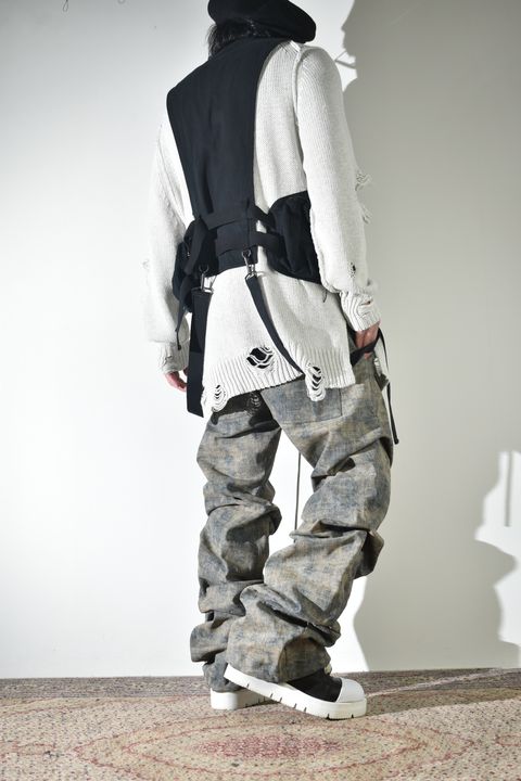 通気性も良いダメージコットンニットにベストでレイヤード