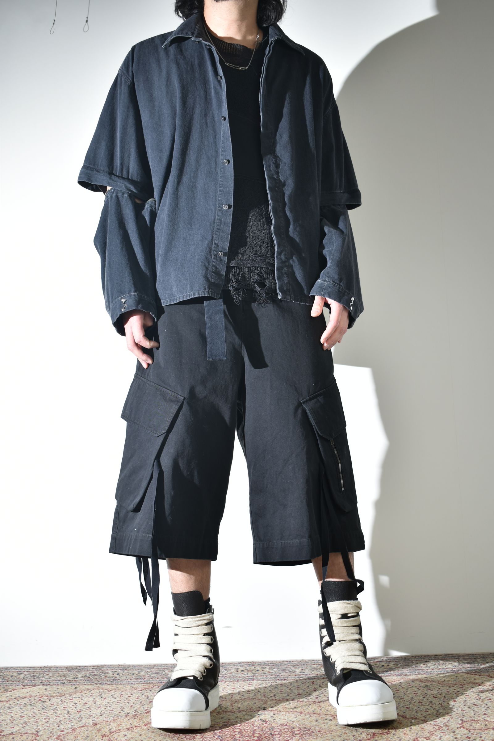 デニムシャツとカーゴショーツ