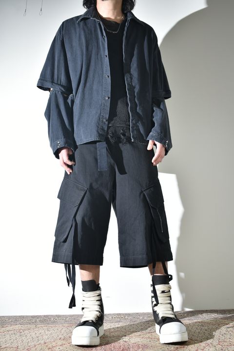 デニムシャツとカーゴショーツ