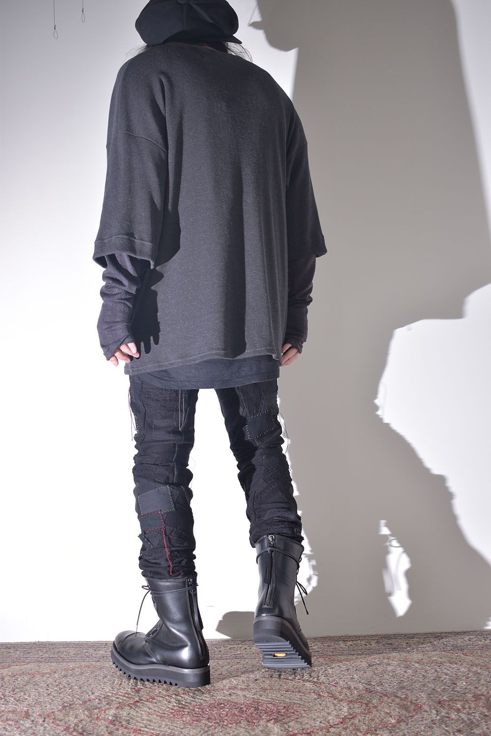 雰囲気のあるコートを羽織る