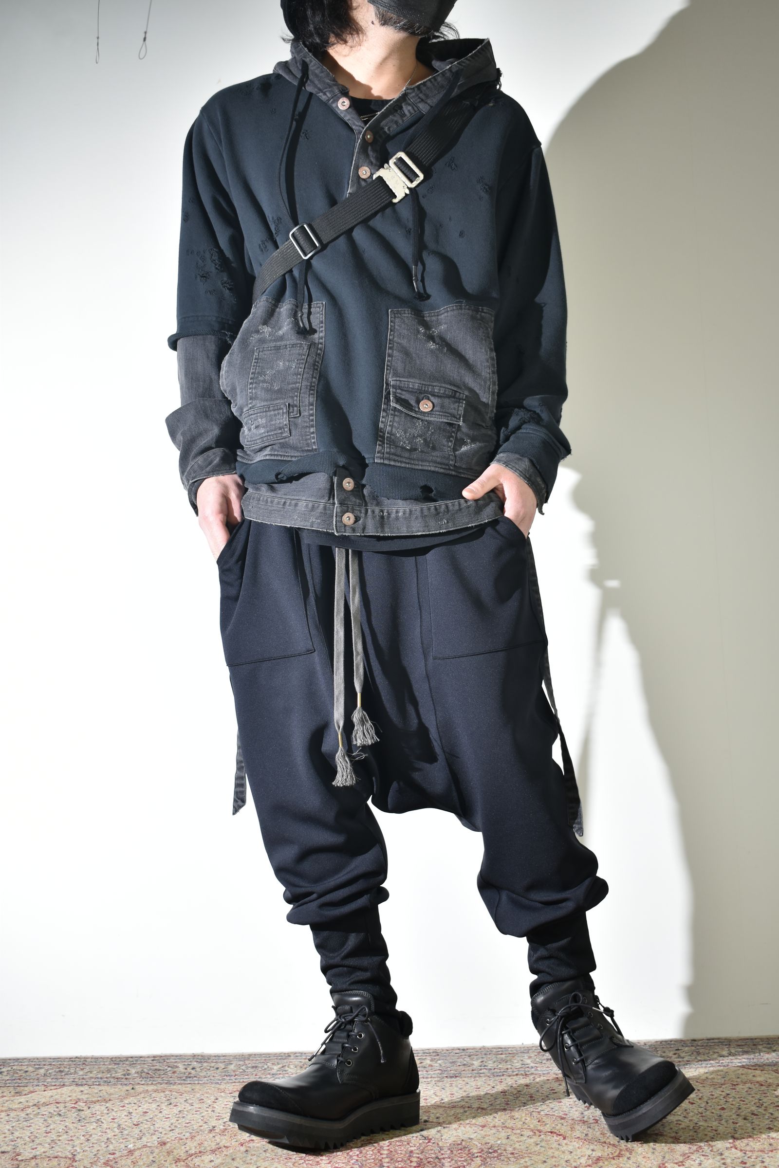 リラックス感のあるパンツでカジュアルに